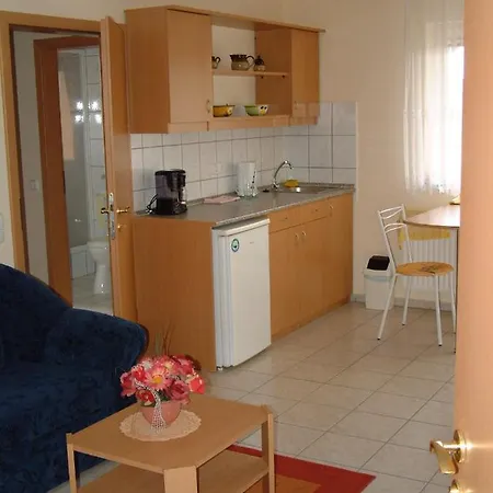 Lena Apartmán *